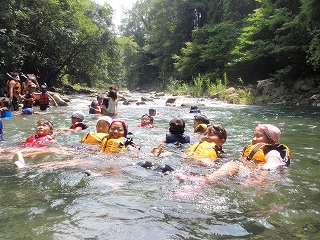 渓流川遊び