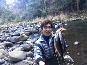 庭の渓流でヤマメ釣り