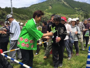 椎八重公園で苗木配布