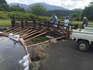 三股町ヤマメ釣り大会準備作業