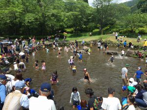 ヤマメつかみ取り大会