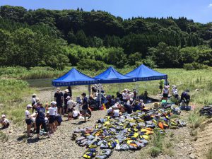 綾南川で「川の自然観察会