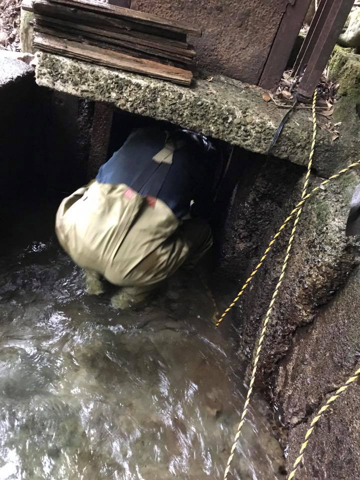 水道管の砂利除去作業