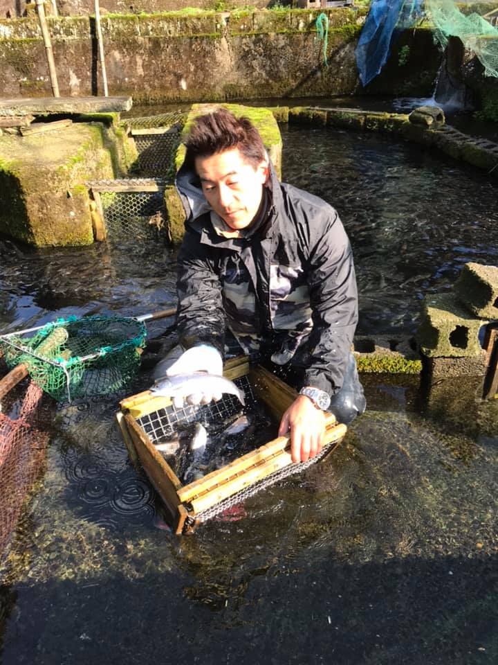 修行か？ヤマメ選別作業