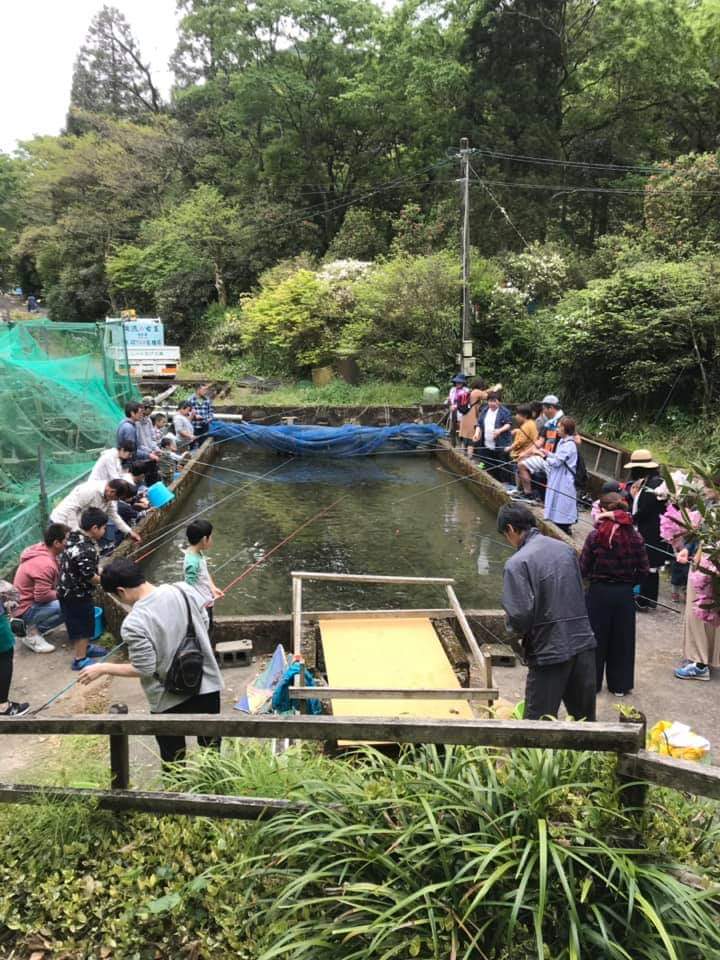 ヤマメ釣り大にぎわい