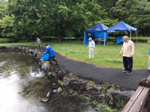 三股町ヤマメ釣り大会の準備