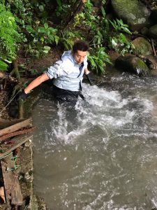 大雨後の水門掃除