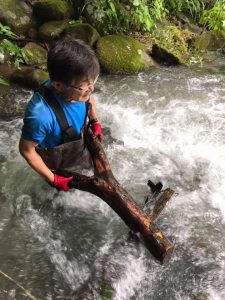 大雨後の水門掃除