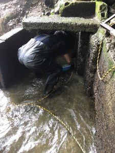 止水しての土砂除去作業