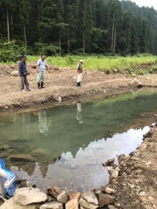 田野のヤマメ釣り大会の準備