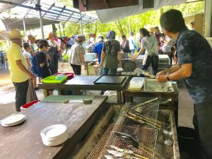 夏のヤマメ祭りが賑わっています