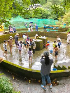 夏のヤマメ祭りが賑わっています