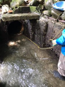 埋設導入管の堆積土砂の除去作業