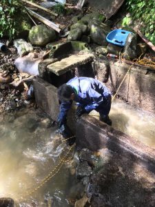 埋設導入管の堆積土砂の除去作業