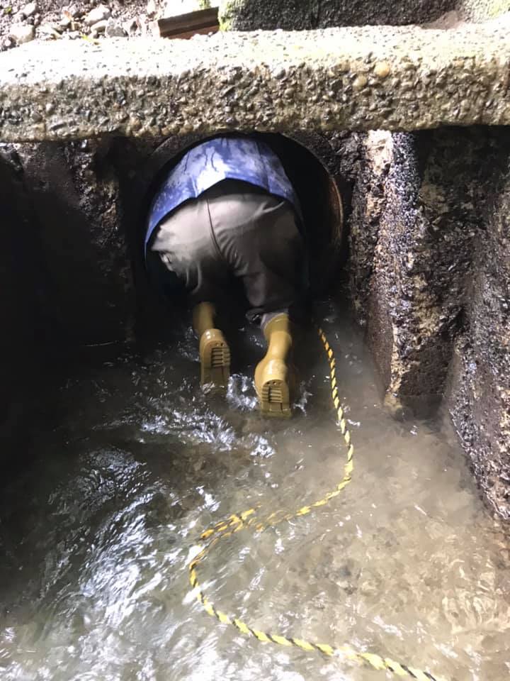 埋設導入管の堆積土砂の除去作業