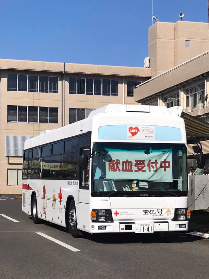 三股町役場に献血バス