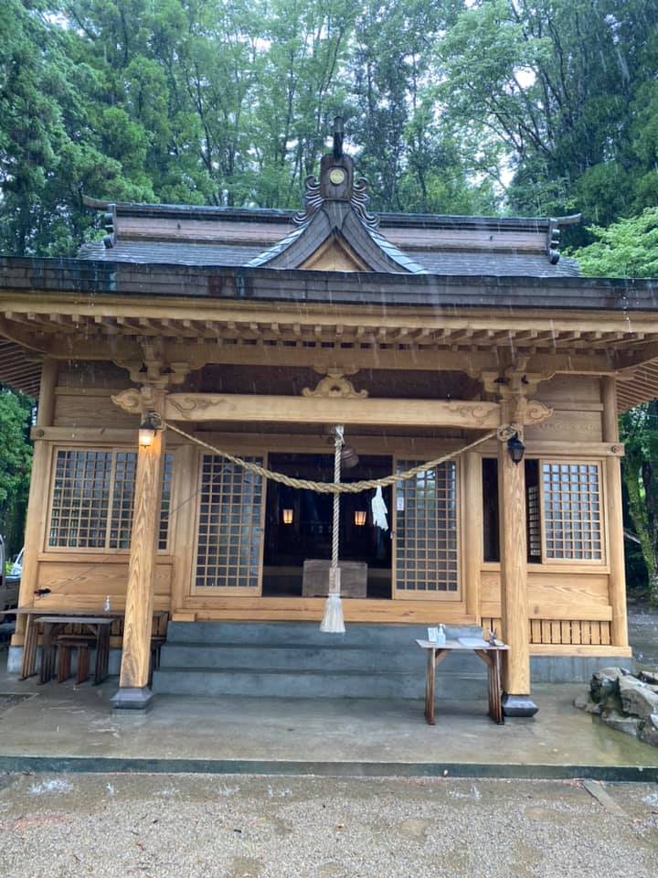 雨の神社