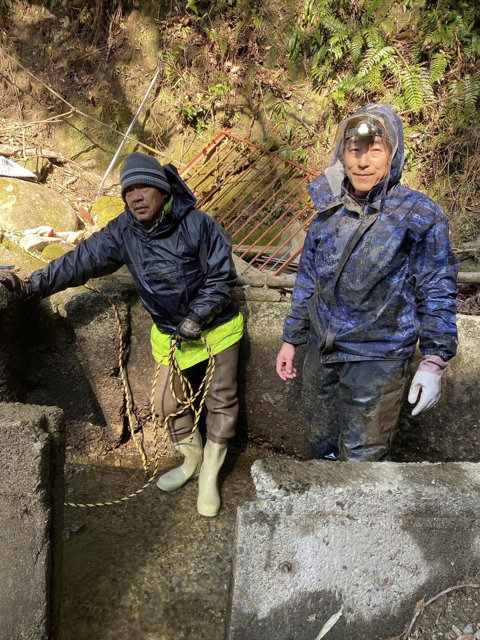 水路導入管の土砂除去作業